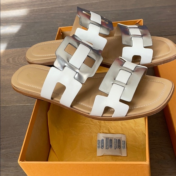 Tod’s silver and white sandals - Picture 3 of 6
